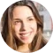 Mujer sonriendo en un entorno exterior, resaltando la importancia del aislamiento térmico y acústico para mejorar la comodidad y el bienestar en el hogar